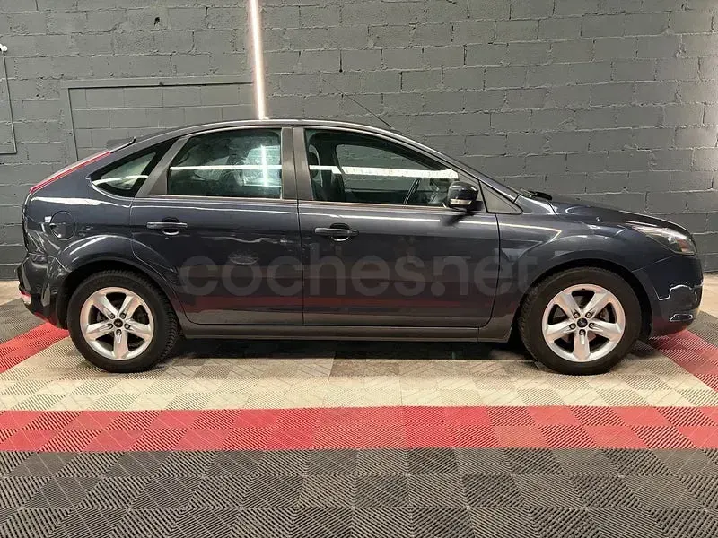 Usado Ford Focus Trend 109 CV (80 kW) 2010 Gris / plata Berlina