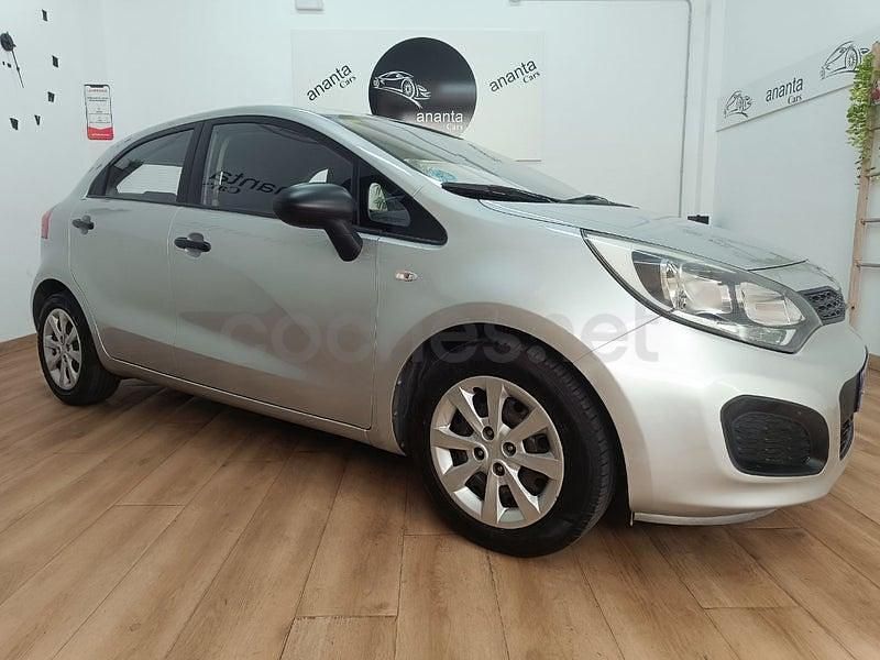 Usado Kia Rio 85 CV (62 kW) 2013 Rojo Berlina