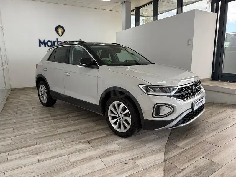 Usado VW T-Roc Life 110 CV (80 kW) 2023 Gris / plata SUV