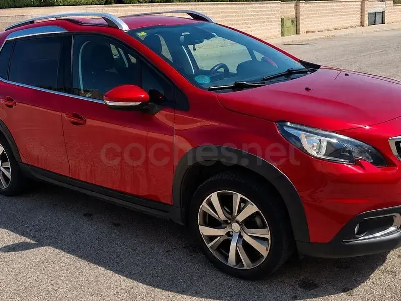 Usado Peugeot 2008 Allure 110 CV (80 kW) 2018 Rojo SUV