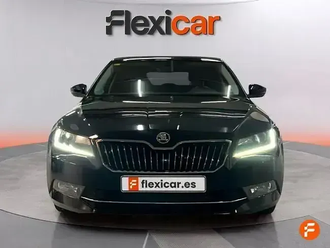 Usado Skoda Superb Style 190 CV (139 kW) 2018 Gris Berlina
