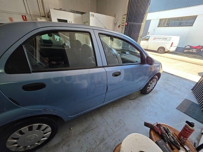 Usado Chevrolet Kalos SE 83 CV (61 kW) 2003 Azul Berlina