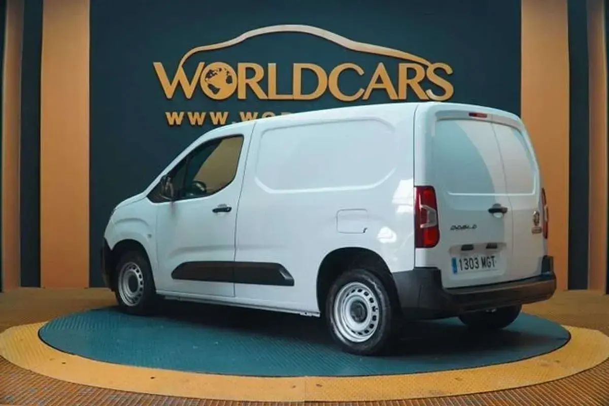 Usado Fiat Doblò 102 CV (75 kW) 2023 Blanco Monovolumen