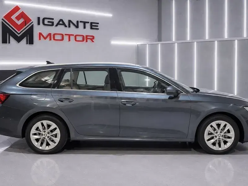 Usado Skoda Octavia Style 150 CV (110 kW) 2021 Gris metalizado Familiar