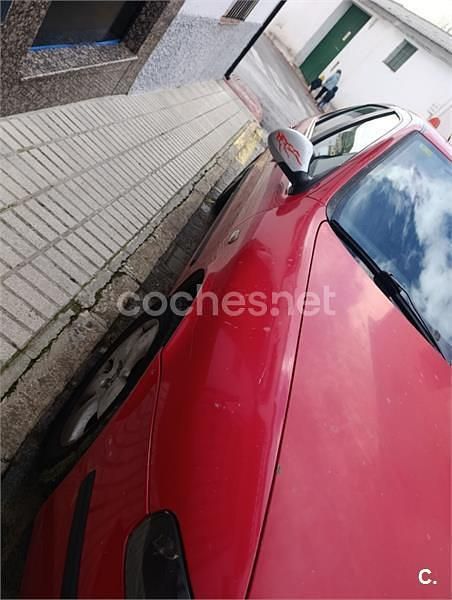Usado Seat Leon 110 CV (80 kW) 2005 Rojo Berlina