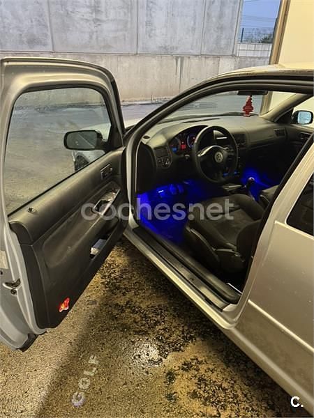 Usado VW Golf IV 105 CV (77 kW) 2003 Gris / plata Berlina
