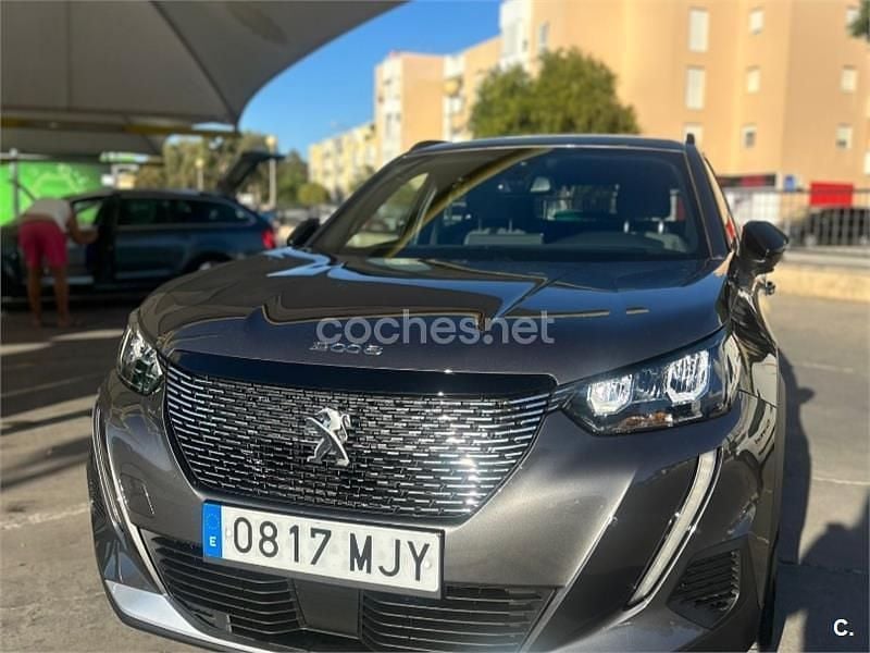 Usado Peugeot 2008 Allure 130 CV (95 kW) 2023 Gris / plata SUV