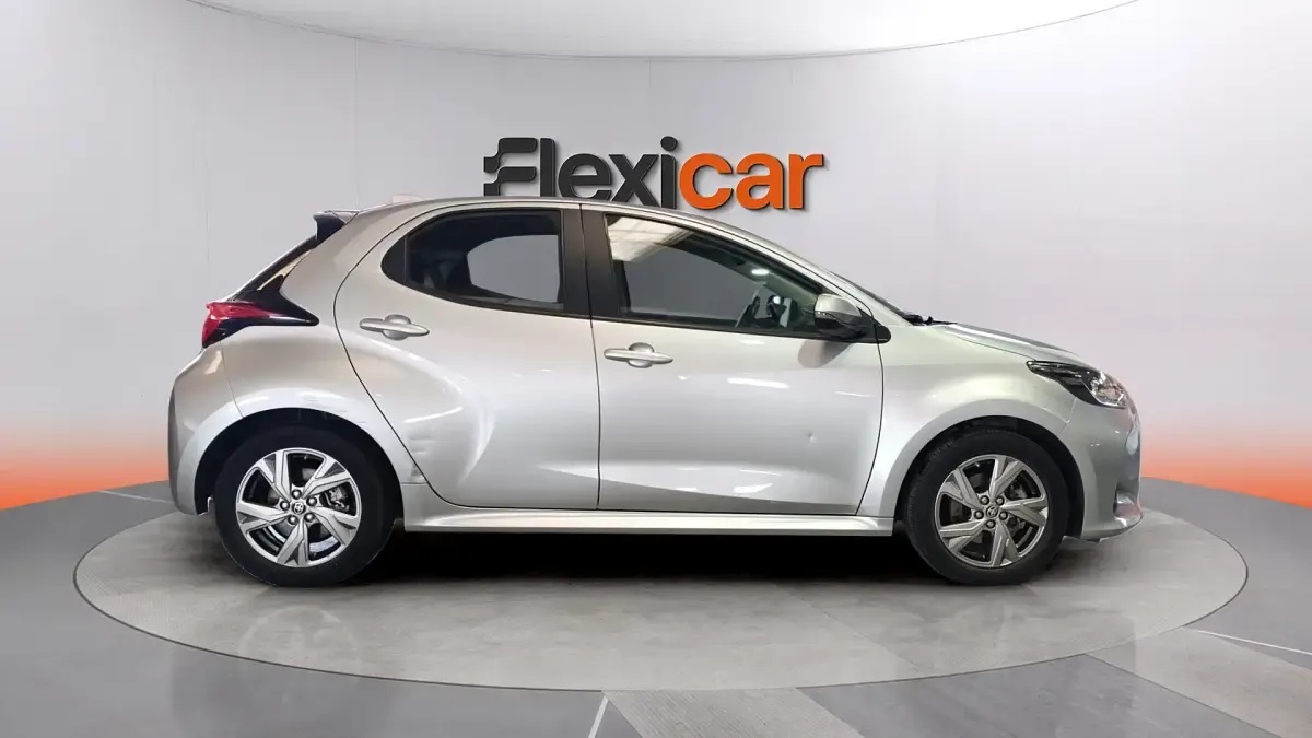 Usado Toyota Yaris Hybrid Active 116 CV (85 kW) 2025 Gris Berlina