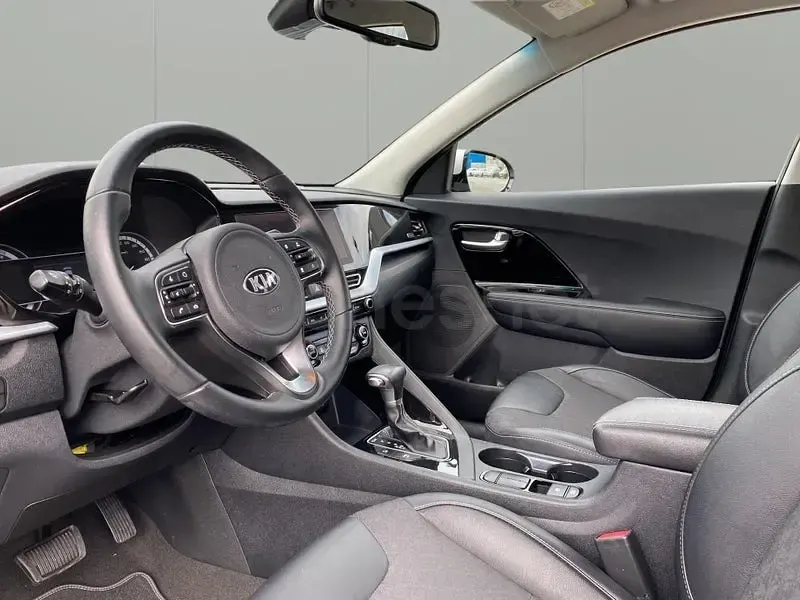Usado Kia Niro 141 CV (103 kW) 2021 Gris / plata SUV