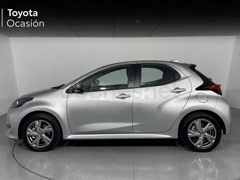 Usado Toyota Yaris Hybrid Active 116 CV (85 kW) 2025 Gris / plata Berlina