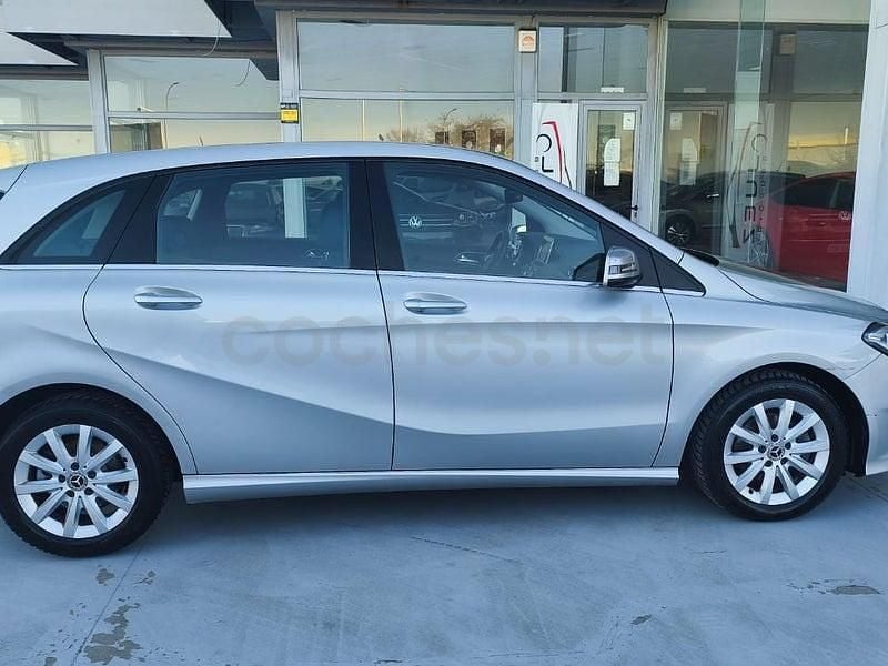 Usado Mercedes B180 109 CV (80 kW) 2018 Gris / plata Monovolumen