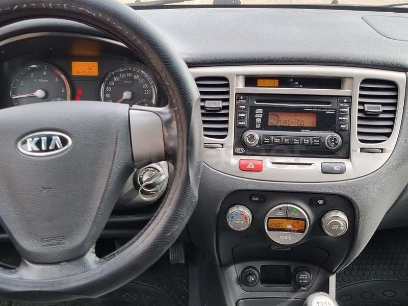 Usado Kia Rio 110 CV (80 kW) 2008 Gris / plata Berlina