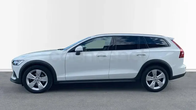 Begagnad Volvo V60 CC Pro 197 HK (144 kW) 2022 Vit Kombi