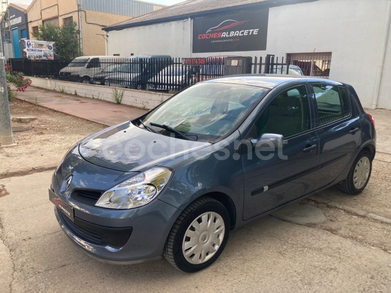 Gris / plata Usado 2007 Renault Clio II Business Berlina | 6389 € (Caro) - Imagen 1/4