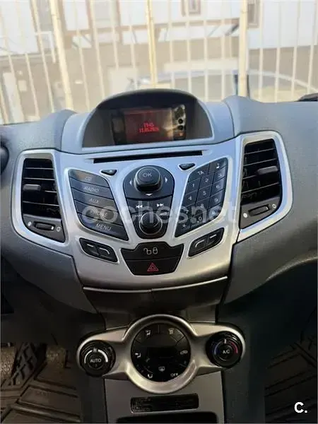 Usado Ford Fiesta Trend 68 CV (50 kW) 2010 Blanco Berlina
