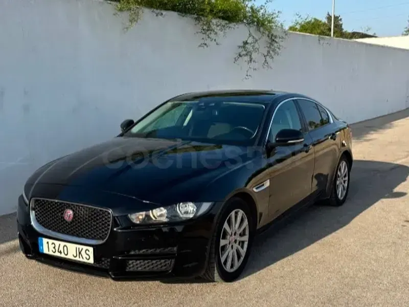 Usado Jaguar XE Portfolio 180 CV (132 kW) 2015 Negro Berlina