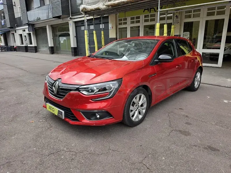 Usado Renault Mégane IV LIMITED 130 CV (95 kW) 2018 Granate Berlina