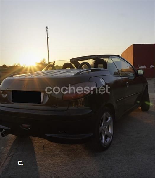 Usado Peugeot 206 110 CV (80 kW) 2001 Negro Descapotable
