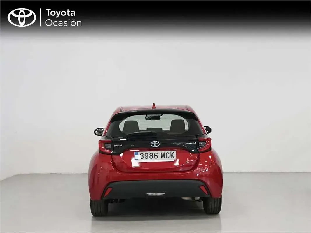 Usado Toyota Yaris Hybrid Active 116 CV (85 kW) 2022 Rojo Monovolumen