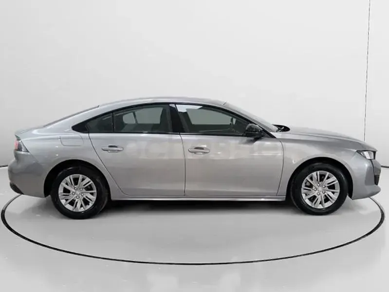 Usado Peugeot 508 Active 130 CV (95 kW) 2022 Gris / plata Berlina