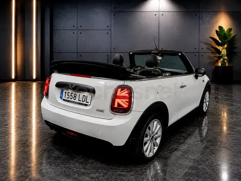 Usado Mini One Cabriolet 102 CV (75 kW) 2019 Gris / plata Descapotable