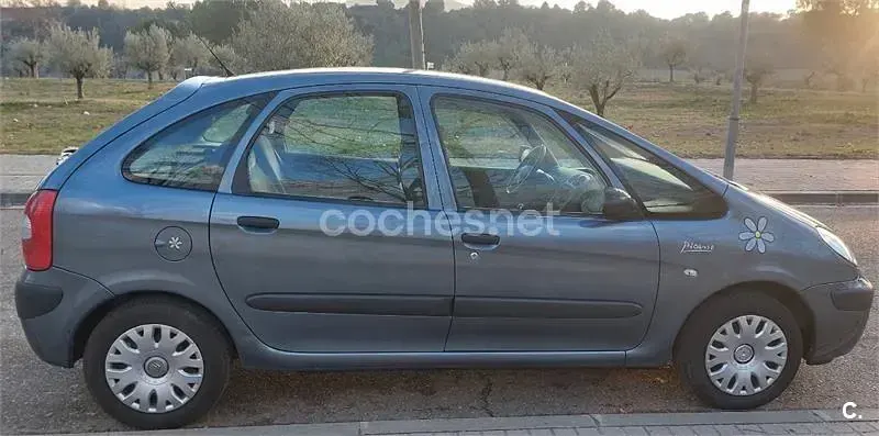 Usado Citroën Xsara Picasso Exclusive 92 CV (67 kW) 2006 Gris / plata Monovolumen