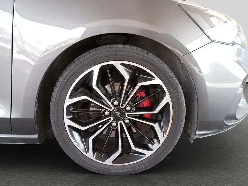 Usado Ford Focus ST-Line 125 CV (91 kW) 2021 Gris / plata Berlina