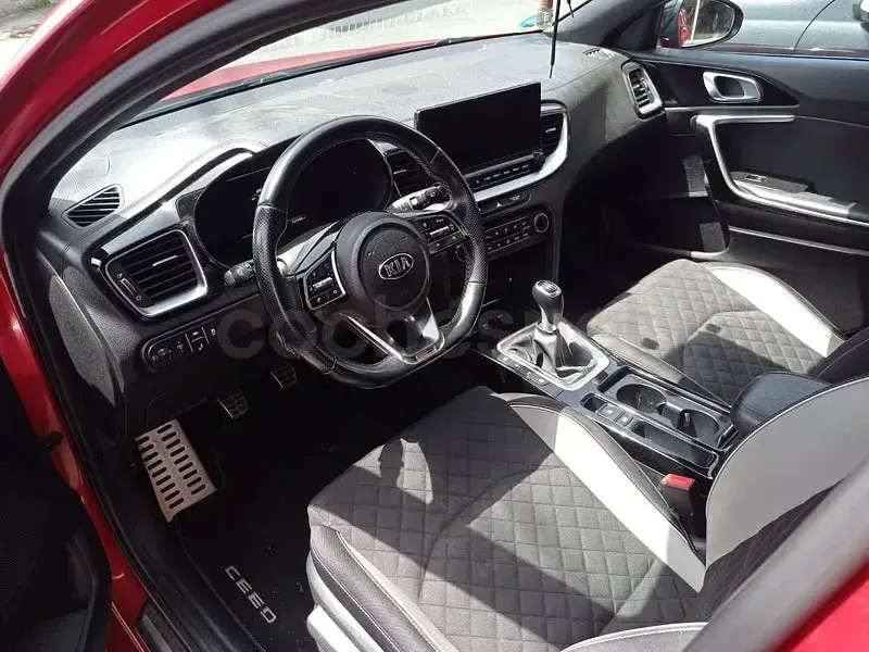 Usado Kia Ceed 136 CV (100 kW) 2021 Granate Utilitario
