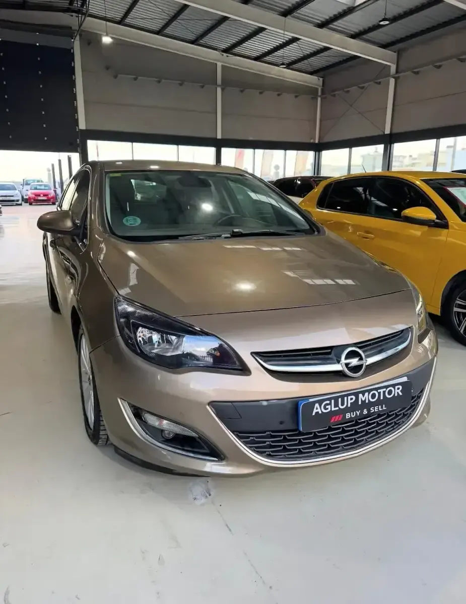 Usado Opel Astra Excellence 140 CV (102 kW) 2014 Marrón