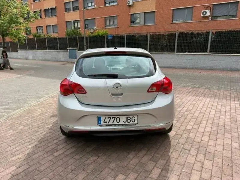 Usado Opel Astra Selective 116 CV (85 kW) 2015 Gris / plata Berlina
