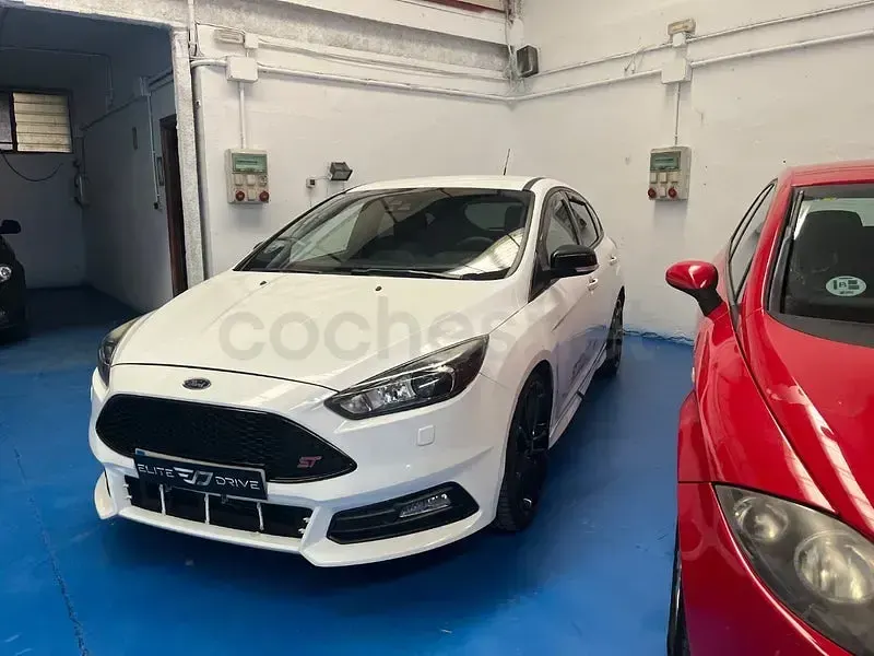 Używany Ford Focus ST 185 KM (136 kW) 2015 Biały Sedan/Limuzyna