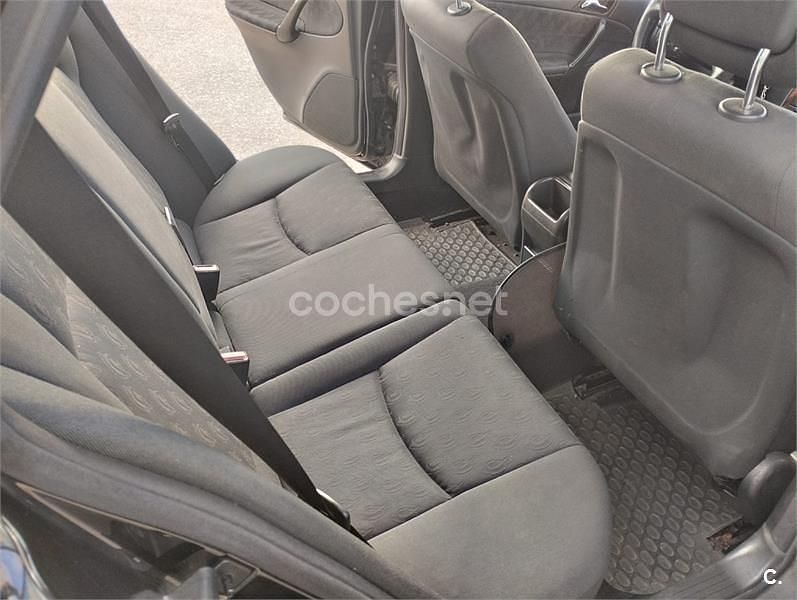 Usado Mercedes C220 Classic 143 CV (105 kW) 2003 Negro Berlina