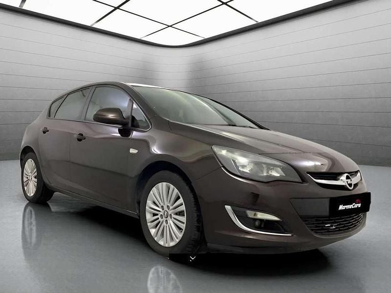 Usado Opel Astra Selective 110 CV (80 kW) 2013 Marrón Utilitario