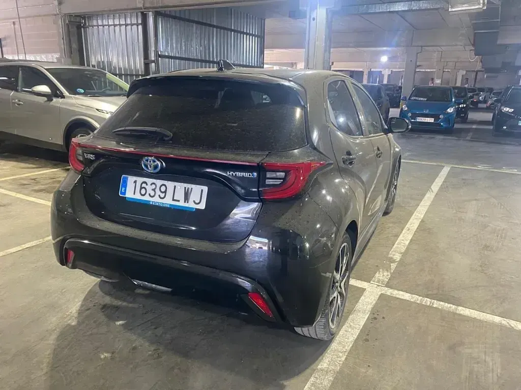 Usado Toyota Yaris Hybrid Style 116 CV (85 kW) 2022 Negro Berlina