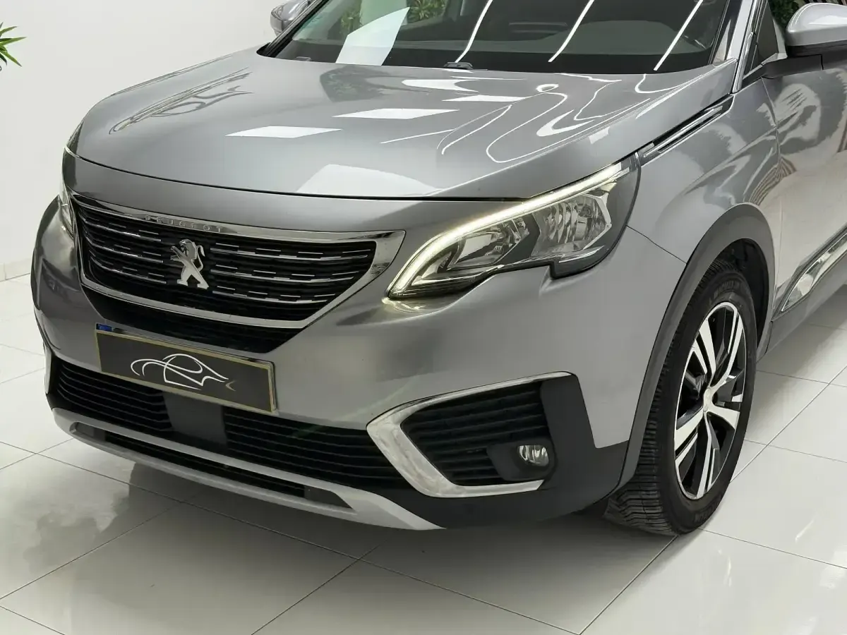 Usado Peugeot 5008 Allure 130 CV (95 kW) 2018 Gris SUV
