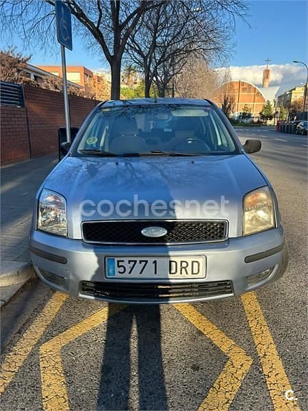 Usado Ford Fusion 100 CV (73 kW) 2005 Gris / plata Berlina