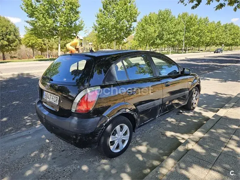 Usado Kia Rio Active 94 CV (69 kW) 2006 Negro Berlina