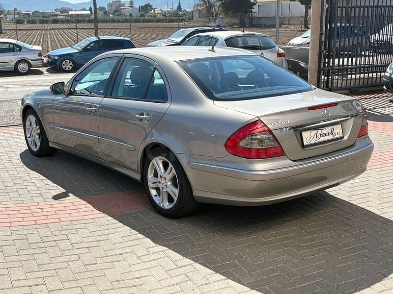 Usado Mercedes E280 Avantgarde 190 CV (139 kW) 2007 Gris Berlina