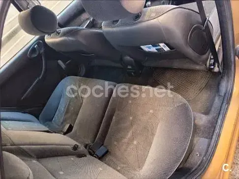 Usado Citroën Xsara 90 CV (66 kW) 2001 Amarillo Berlina