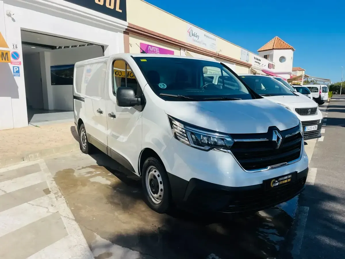 Usado Renault Trafic 110 CV (80 kW) 2022 Blanco Monovolumen