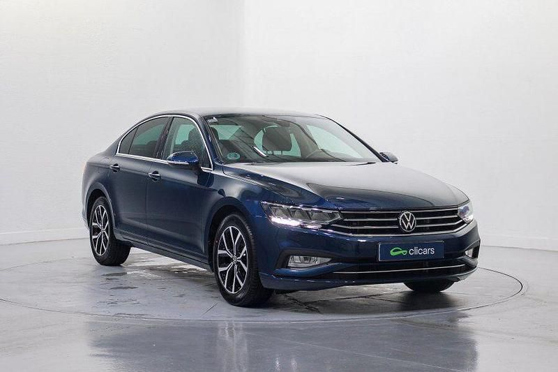 Usado VW Passat Executive 150 CV (110 kW) 2020 Azul Berlina