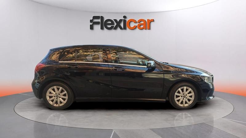 Usado Mercedes A180 AMG line 109 CV (80 kW) 2017 Negro Utilitario