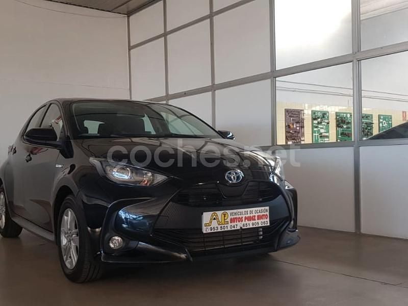 Usado Toyota Yaris Hybrid Active 116 CV (85 kW) 2021 Negro Berlina