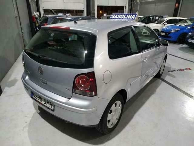 Usado VW Polo Advance 75 CV (55 kW) 2005 Gris Berlina