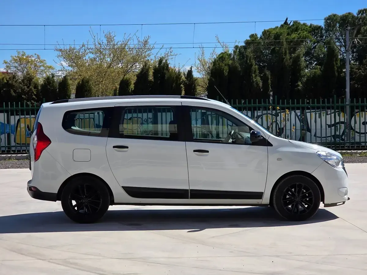 Usado Dacia Lodgy Comfort 115 CV (84 kW) 2021 Blanco Monovolumen
