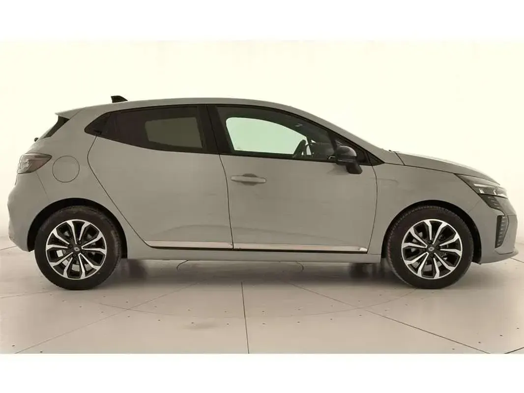 Usado Renault Clio Techno 101 CV (74 kW) 2025 Gris Utilitario