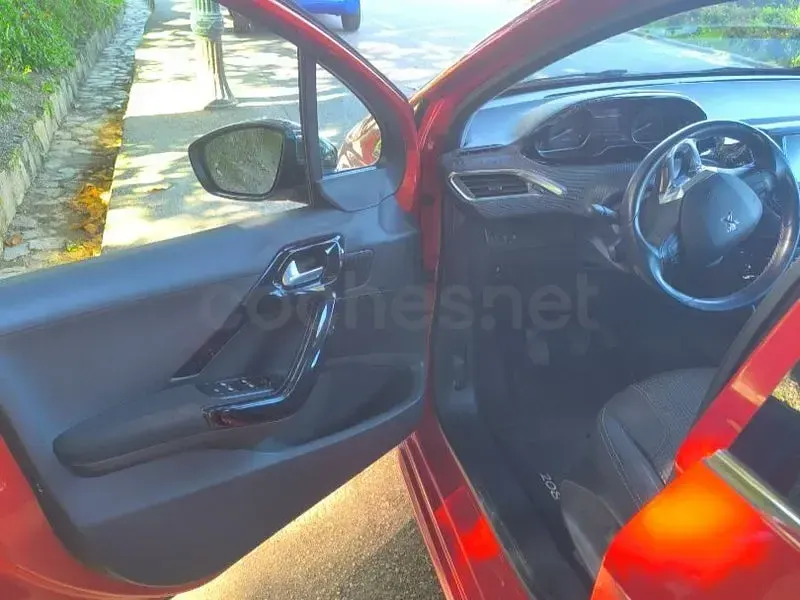 Usado Peugeot 208 Allure 100 CV (73 kW) 2017 Naranja Utilitario