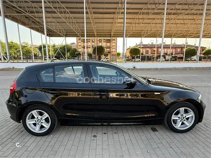 Usado BMW 118 122 CV (89 kW) 2008 Negro Utilitario