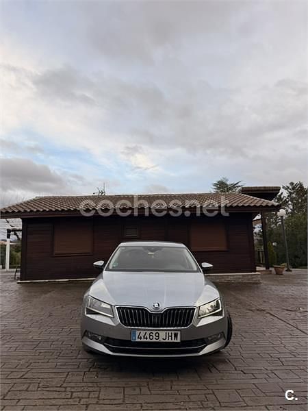 Usado Skoda Superb Ambition 150 CV (110 kW) 2015 Gris / plata Berlina