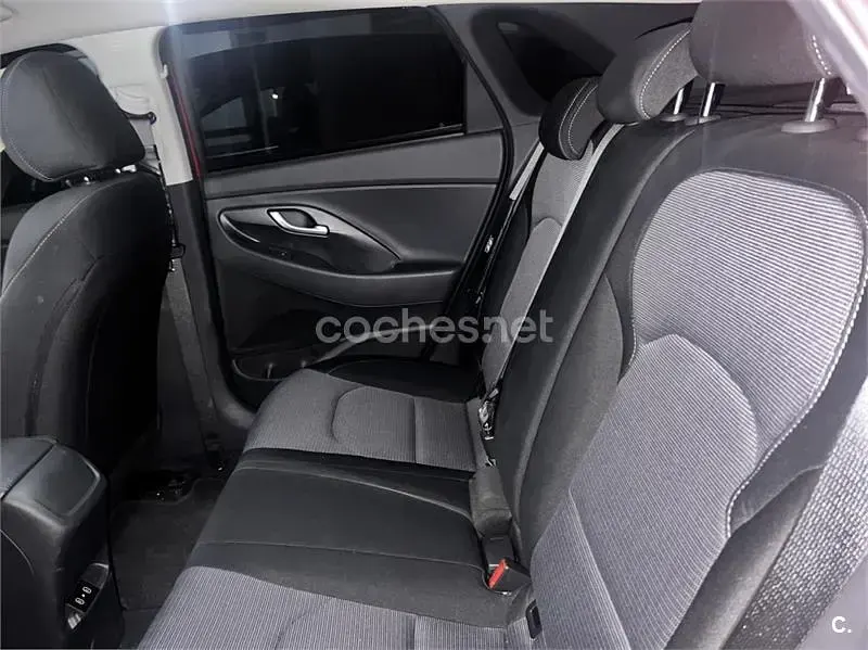 Usado Hyundai i30 115 CV (84 kW) 2025 Rojo Berlina